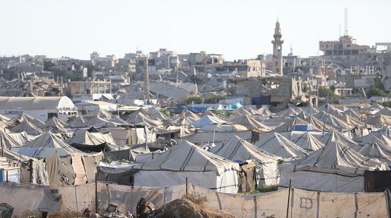 مشهد عام يُظهر الدمار الذي خلفته الحرب وخيام النازحين في منطقة المغراقة وسط قطاع غزة، حيث يقيم المواطنون داخل خيام وسط أنقاض المباني المدمرة وفي ظروف إنسانية صعبة